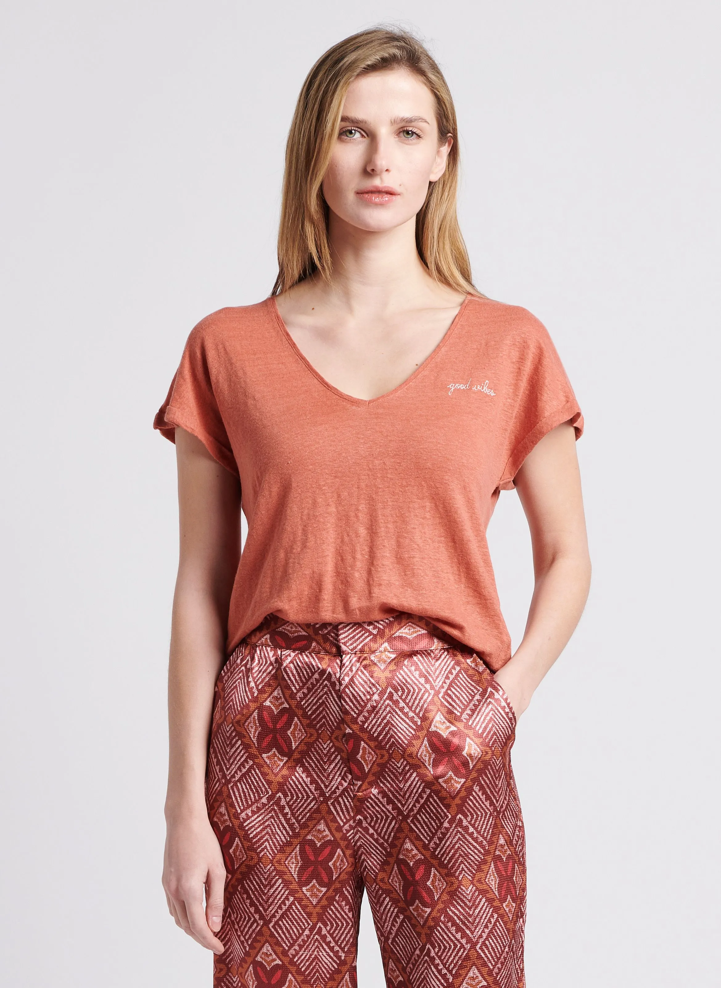 MAISON LABICHE CHATEAU GOOD VIBES  CAMISETA HOLGADA DE LINO CON CUELLO DE PICO EN NARANJA