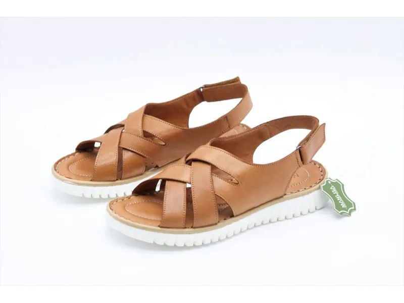 SANDALIA PLANA DE PIEL S206839 MANLISA EN COLOR CUERO